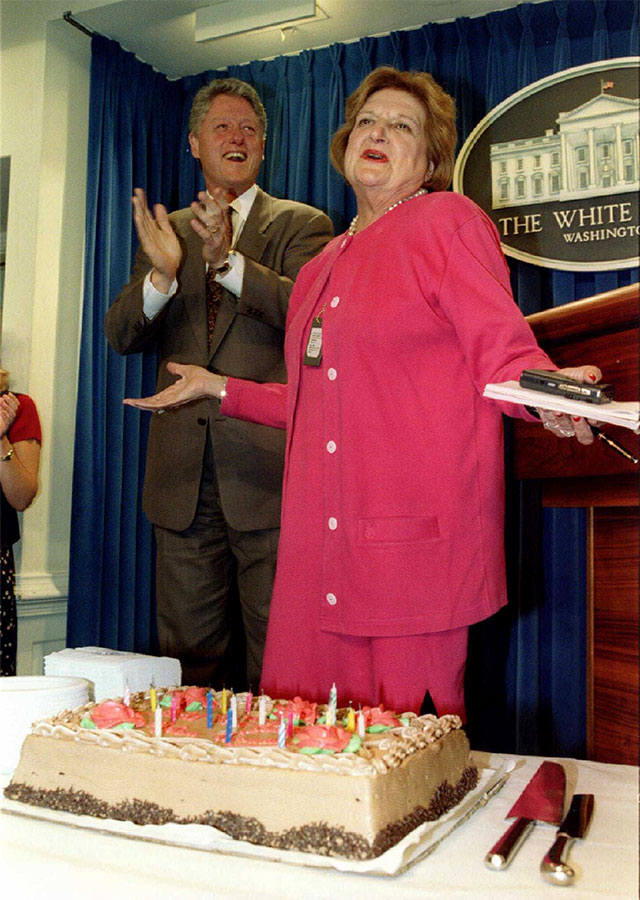 Clinton le ofreció un pastel de cupleaños a Thomas en 1995, cuando la reportera cumplió 75 años.