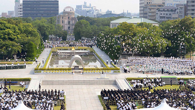 Una multitud se congregó en el Parque de la Paz de la ciudad, donde se realizó una ceremonia.