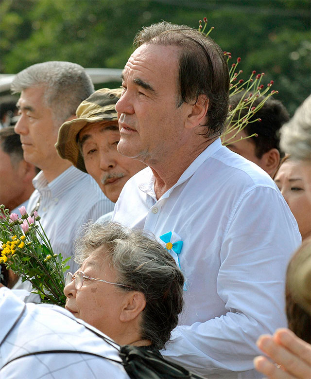 Entre los presentes al memorial destacó la presencia del cineasta estadunidense Oliver Stone.