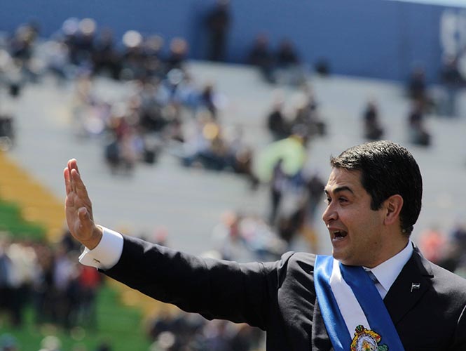El nuevo presidente de Honduras, Juan Hernández, tomó el juramento a varios ministros de su gabinete, entre ellos su hermana Hilda.