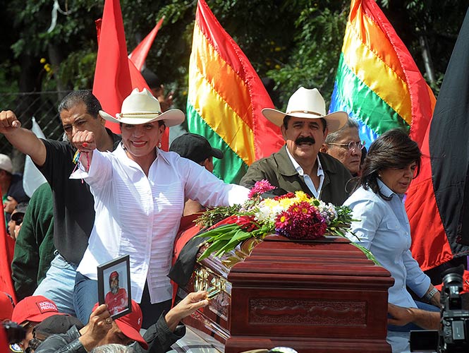 Xiomara Castro, acompañada de su esposo, Manuel Zelaya, encabezaron las movilizaciones (AP) Xiomara Castro, acompañada de su esposo, Manuel Zelaya, encabezaron las movilizaciones (AP)