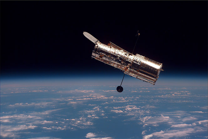 El telescopio espacial Hubble comienza su separación del transbordador espacial Discovery, después de su lanzamiento en la misión STS-82. El telescopio espacial Hubble comienza su separación del transbordador espacial Discovery, después de su lanzamiento en la misión STS-82.