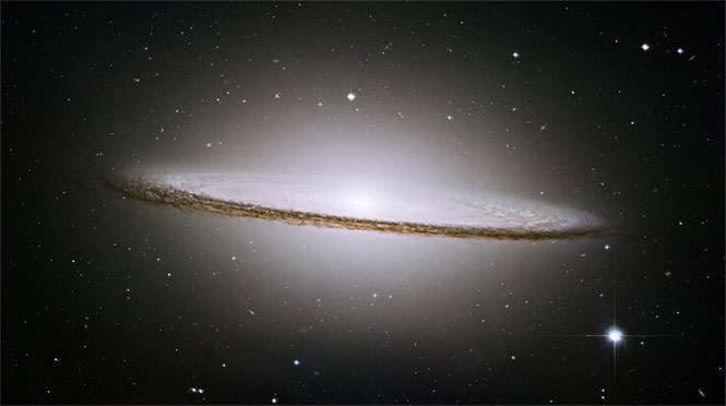 Descubierta por Pierre Méchain a finales del siglo XVIII, es una de las imágenes más nítidas y espectaculares captadas por el Telescopio Espacial Hubble, especialmente porque el ángulo con que se ve desde nuestro planeta crea un efecto visual impactante. Foto: NASA/ESA Descubierta por Pierre Méchain a finales del siglo XVIII, es una de las imágenes más nítidas y espectaculares captadas por el Telescopio Espacial Hubble, especialmente porque el ángulo con que se ve desde nuestro planeta crea un efecto visual impactante. Foto: NASA/ESA