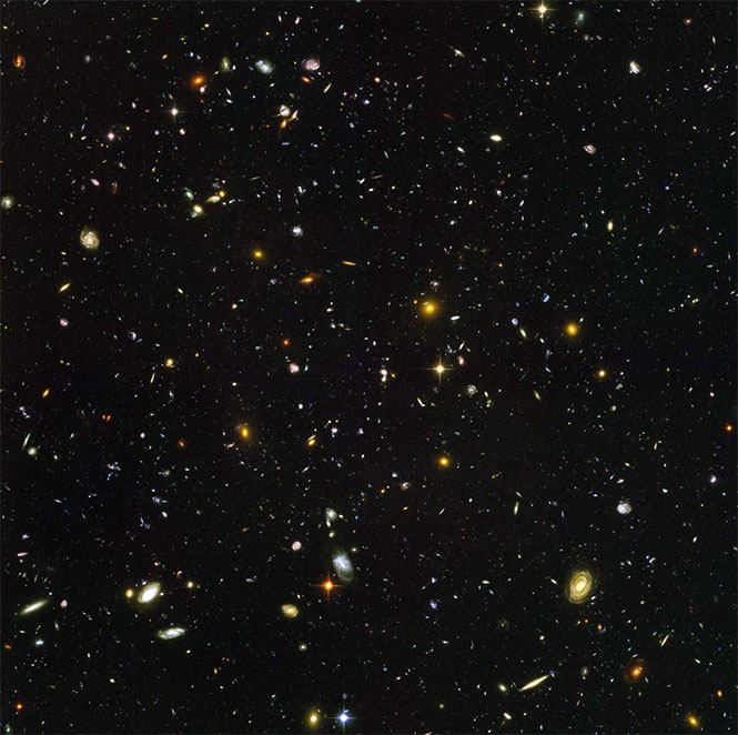 Se estima que unas 10.000 galaxias se observan en esta fotografía. El Hubble puede tomar imágenes como esta que contiene luz de estrellas y galaxias situadas a 13.000 millones de años luz de distancia. La imagen se conoce como Campo Ultra Profundo del Hubble. Se estima que unas 10.000 galaxias se observan en esta fotografía. El Hubble puede tomar imágenes como esta que contiene luz de estrellas y galaxias situadas a 13.000 millones de años luz de distancia. La imagen se conoce como Campo Ultra Profundo del Hubble.