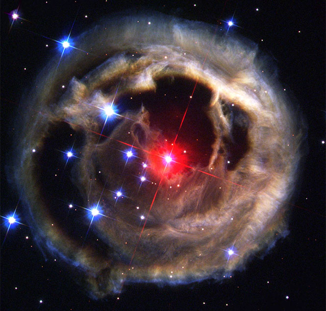 La estrella misteriosa, llamada V838 Monocerotis, en enero de 2002 llegó a ser 600 mil veces más luminosa que nuestro Sol, sin embargo, se desvaneció de nuevo a la oscuridad, en nuestra galaxia, la Vía Láctea. La estrella misteriosa, llamada V838 Monocerotis, en enero de 2002 llegó a ser 600 mil veces más luminosa que nuestro Sol, sin embargo, se desvaneció de nuevo a la oscuridad, en nuestra galaxia, la Vía Láctea.