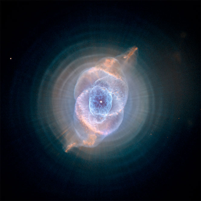 La Nebulosa Ojo de Gato (NGC 6543) se pone de manifiesto en el lente del Telescopio Espacial Hubble de la NASA. Foto NASA La Nebulosa Ojo de Gato (NGC 6543) se pone de manifiesto en el lente del Telescopio Espacial Hubble de la NASA. Foto NASA