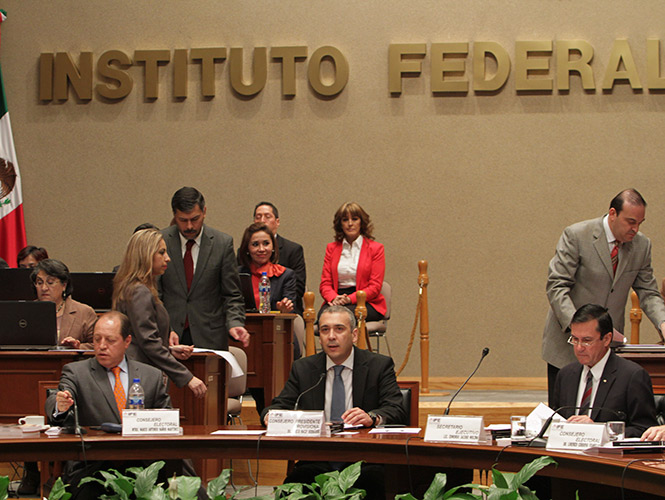 El Tribunal confirmó la decisión del IFE de suspender la entrega en medio magnética del padrón electoral luego de que datos de ciudadanos aparecieron en un portal de Internet .
