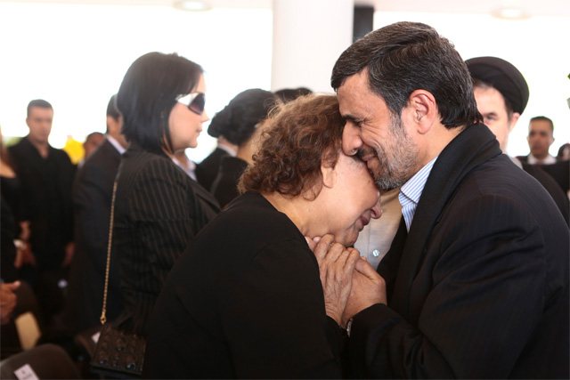 Polémica. El presidente iraní, Mahmud Ahmadinejad, ha sido duramente criticado en su país por haber hecho contacto físico con la madre del fallecido Hugo Chávez.