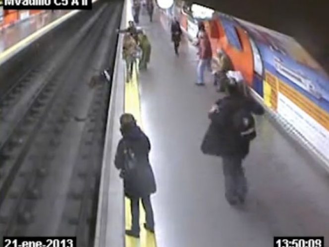 Policía héroe salva a mujer desmayada de las vías del metro