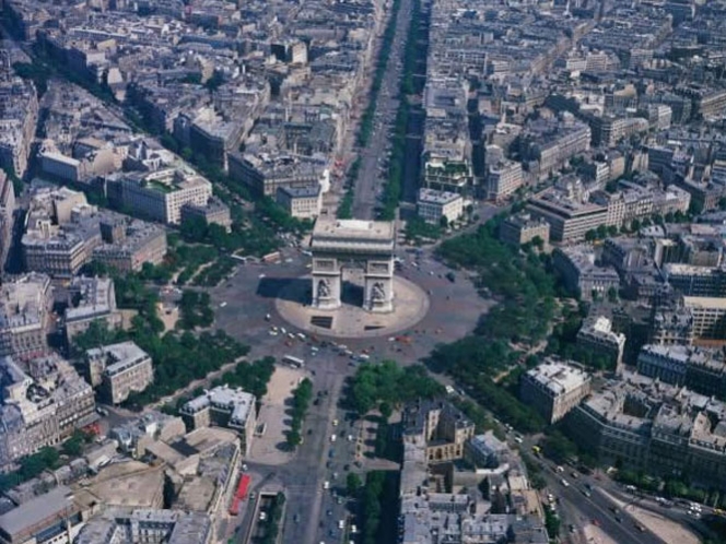 Evacuan la plaza del Arco del Triunfo de París por amenaza de bomba