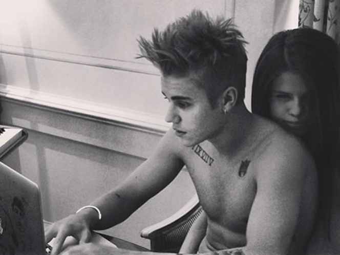 Bieber presume abrazo con Selena