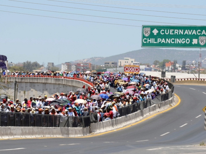 Maestros bloquean en su totalidad Autopista del Sol 