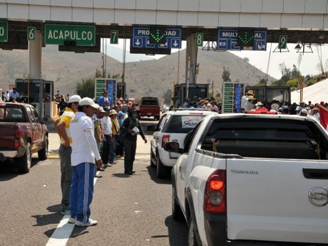 Amenazan maestros con cerrar Autopista del Sol, lanzan ultimátum al Congreso