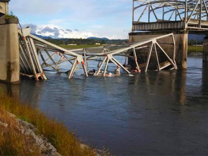 Se desploma puente vehicular sobre río en Washington