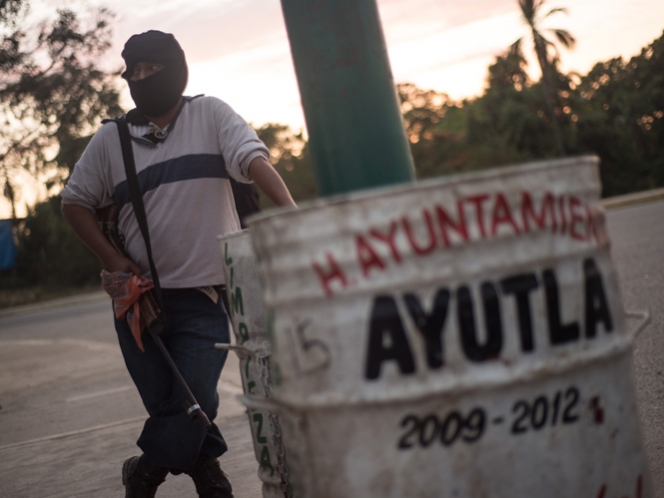 Policías municipales son desarmados por autodefensa en Guerrero Policías municipales son desarmados por autodefensa en Guerrero