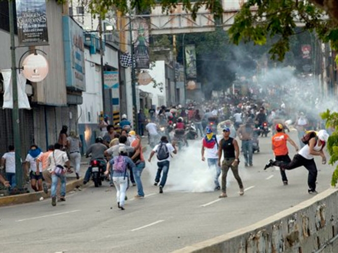 Maduro amenaza con impedir marcha opositora; Capriles lo culpa de violencia