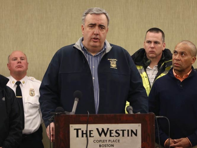 Suman tres muertos y 130 heridos por atentado en Boston; FBI toma investigación