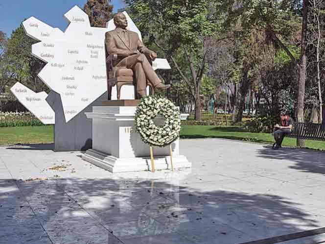 Estatua del líder azerí Heydar Aliyev sigue en su lugar