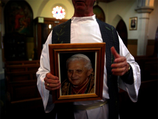 Sacerdote católico quema foto de Benedicto XVI durante misa 