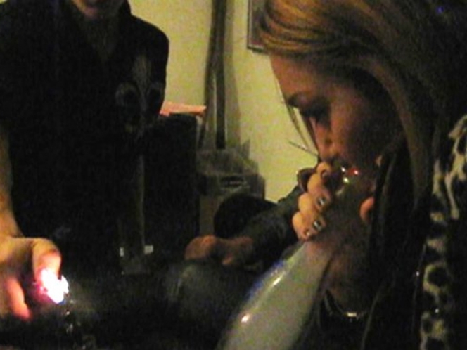 Miley Cyrus no suelta la droga