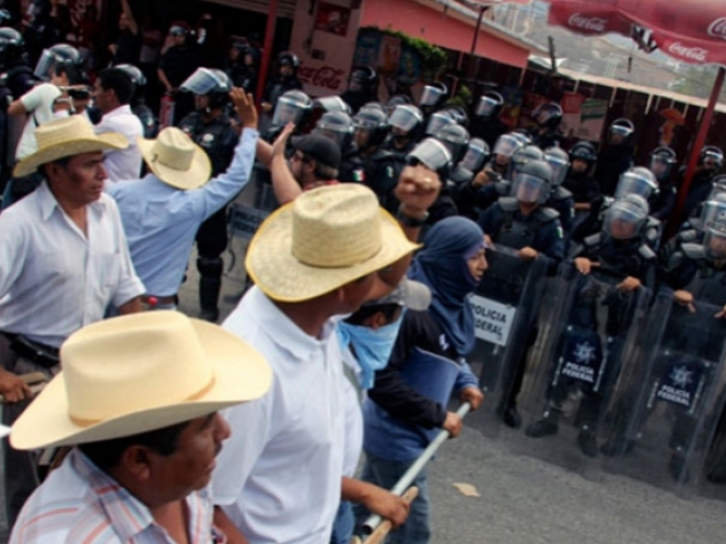 Maestros bloquean plazas comerciales en Guerrero