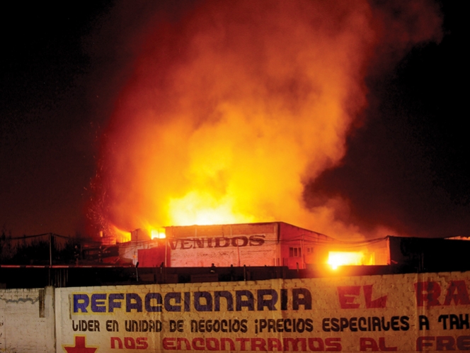 Incendio consumió fábrica de velas