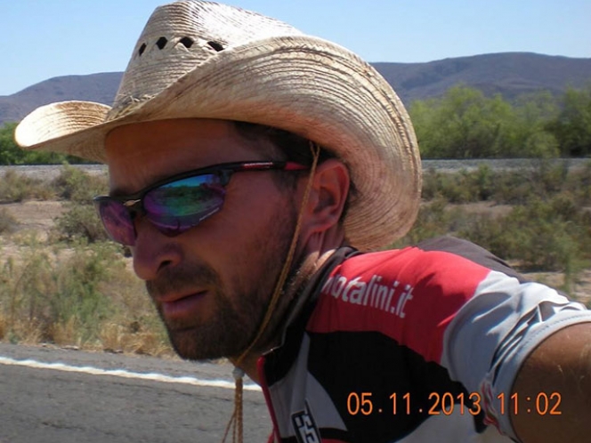 Ciclista italiano recorría el mundo y muere atropellado en Sonora