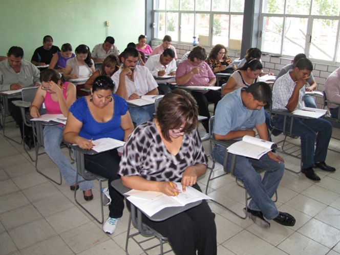 Profesores reprueban examen y logran plaza