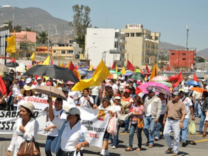 Maestros de la CETEG toman oficinas de la SEP en Chilpancingo