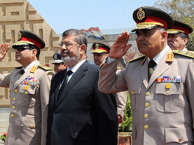 Suspende ejército Constitución en Egipto, habrá presidencia interina