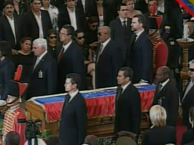 Presidente Peña Nieto hace guardia de honor en exequias de Chávez
