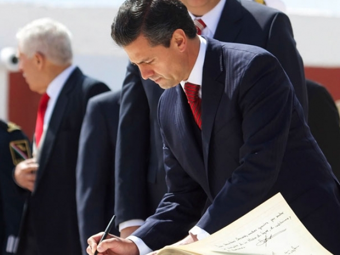 Enrique Peña Nieto promulga la Ley de Amparo Enrique Peña Nieto promulga la Ley de Amparo