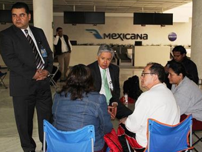 Dos sobrecargos de Mexicana retiran plantón; permanece una en el AICM