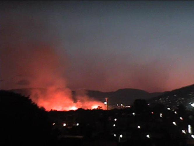 Protección Civil y Bomberos de Ecatepec atienden el incendio. Foto @CtroDeMandoEca Protección Civil y Bomberos de Ecatepec atienden el incendio. Foto @CtroDeMandoEca