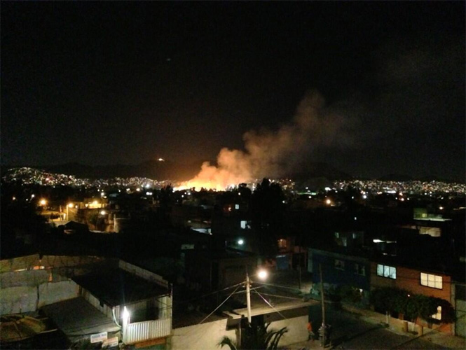 3 horas al menos duró el incendio en la cartonería.Foto @osirislive 3 horas al menos duró el incendio en la cartonería.Foto @osirislive