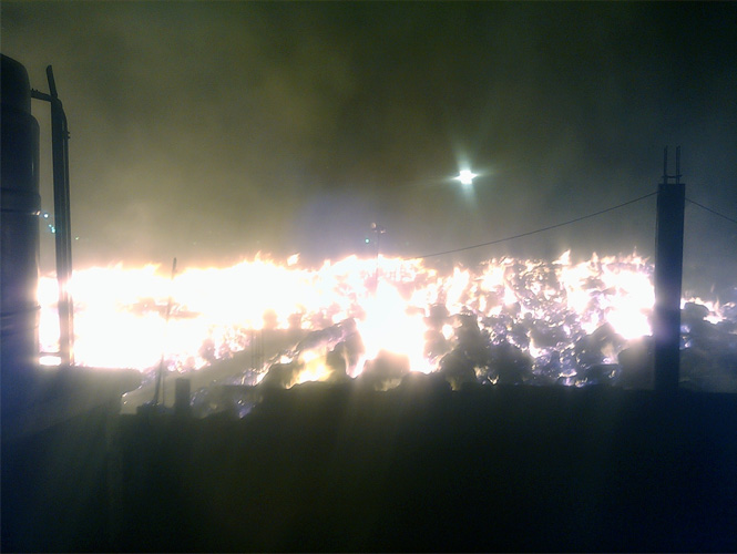 Presuntamente el incendio se originó por una chispa de un incendio de pastizales en la zona. Foto Especial Presuntamente el incendio se originó por una chispa de un incendio de pastizales en la zona. Foto Especial