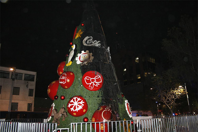 El árbol de navidad de una empresa refresquera que se encontraba instalado en el cruce de avenida Paseo de la Reforma e Insurgentes, fue incendiado. Foto Belen Kemchs El árbol de navidad de una empresa refresquera que se encontraba instalado en el cruce de avenida Paseo de la Reforma e Insurgentes, fue incendiado. Foto Belen Kemchs