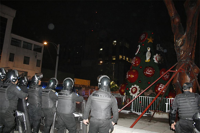 El árbol de navidad de una empresa refresquera que se encontraba instalado en el cruce de avenida Paseo de la Reforma e Insurgentes, fue incendiado. Foto Belen Kemchs El árbol de navidad de una empresa refresquera que se encontraba instalado en el cruce de avenida Paseo de la Reforma e Insurgentes, fue incendiado. Foto Belen Kemchs