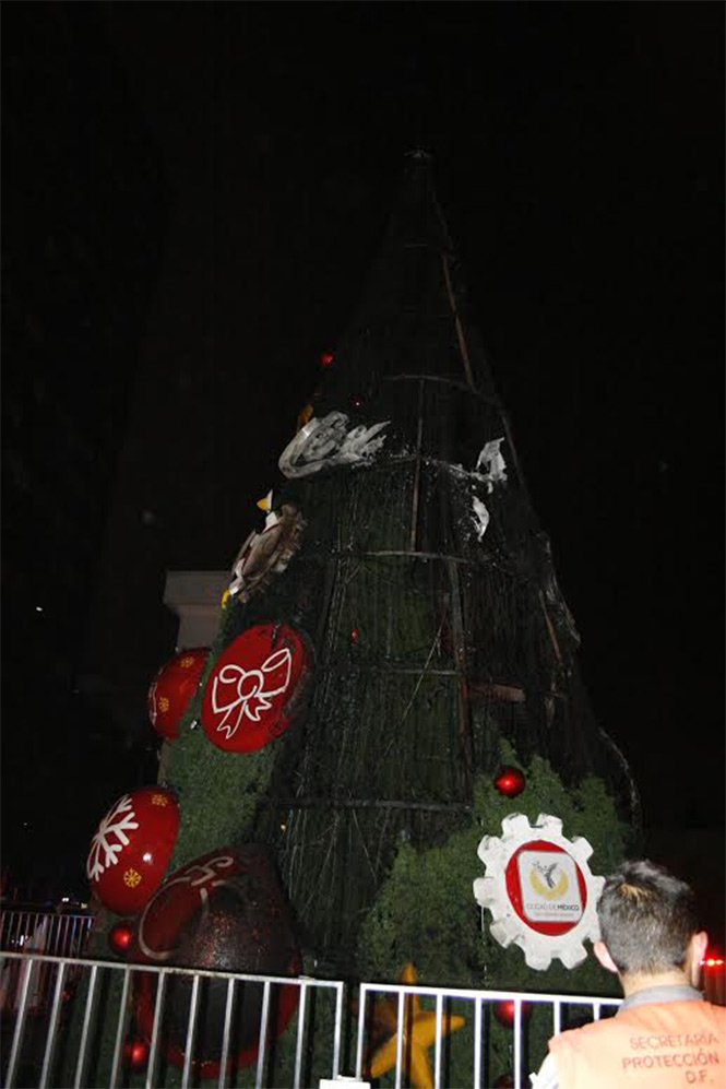 El árbol de navidad de una empresa refresquera que se encontraba instalado en el cruce de avenida Paseo de la Reforma e Insurgentes, fue incendiado. Foto Belen Kemchs El árbol de navidad de una empresa refresquera que se encontraba instalado en el cruce de avenida Paseo de la Reforma e Insurgentes, fue incendiado. Foto Belen Kemchs