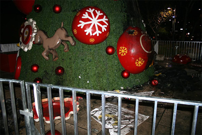 El árbol de navidad de una empresa refresquera que se encontraba instalado en el cruce de avenida Paseo de la Reforma e Insurgentes, fue incendiado. Foto Belen Kemchs El árbol de navidad de una empresa refresquera que se encontraba instalado en el cruce de avenida Paseo de la Reforma e Insurgentes, fue incendiado. Foto Belen Kemchs
