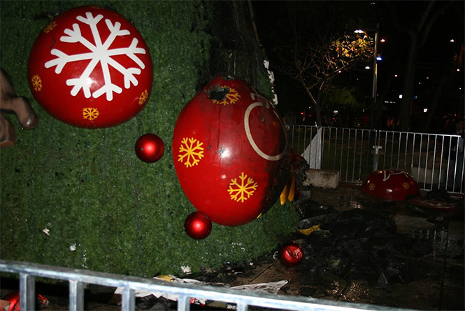 El árbol de navidad de una empresa refresquera que se encontraba instalado en el cruce de avenida Paseo de la Reforma e Insurgentes, fue incendiado. Foto Belen Kemchs El árbol de navidad de una empresa refresquera que se encontraba instalado en el cruce de avenida Paseo de la Reforma e Insurgentes, fue incendiado. Foto Belen Kemchs