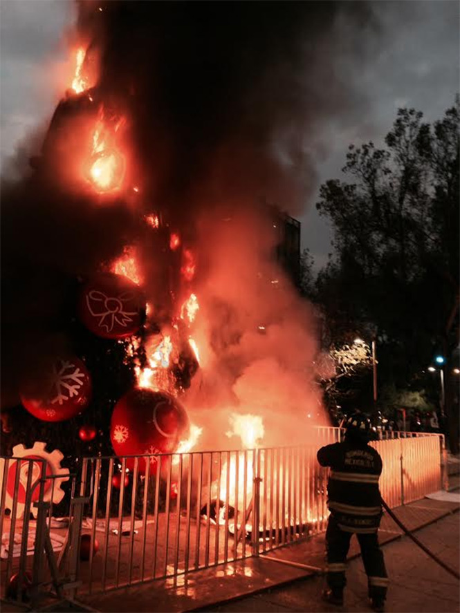 El árbol de navidad de una empresa refresquera que se encontraba instalado en el cruce de avenida Paseo de la Reforma e Insurgentes, fue incendiado. Foto Antonio García El árbol de navidad de una empresa refresquera que se encontraba instalado en el cruce de avenida Paseo de la Reforma e Insurgentes, fue incendiado. Foto Antonio García