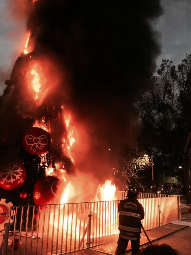 El árbol de navidad de una empresa refresquera que se encontraba instalado en el cruce de avenida Paseo de la Reforma e Insurgentes, fue incendiado. Foto Antonio García El árbol de navidad de una empresa refresquera que se encontraba instalado en el cruce de avenida Paseo de la Reforma e Insurgentes, fue incendiado. Foto Antonio García