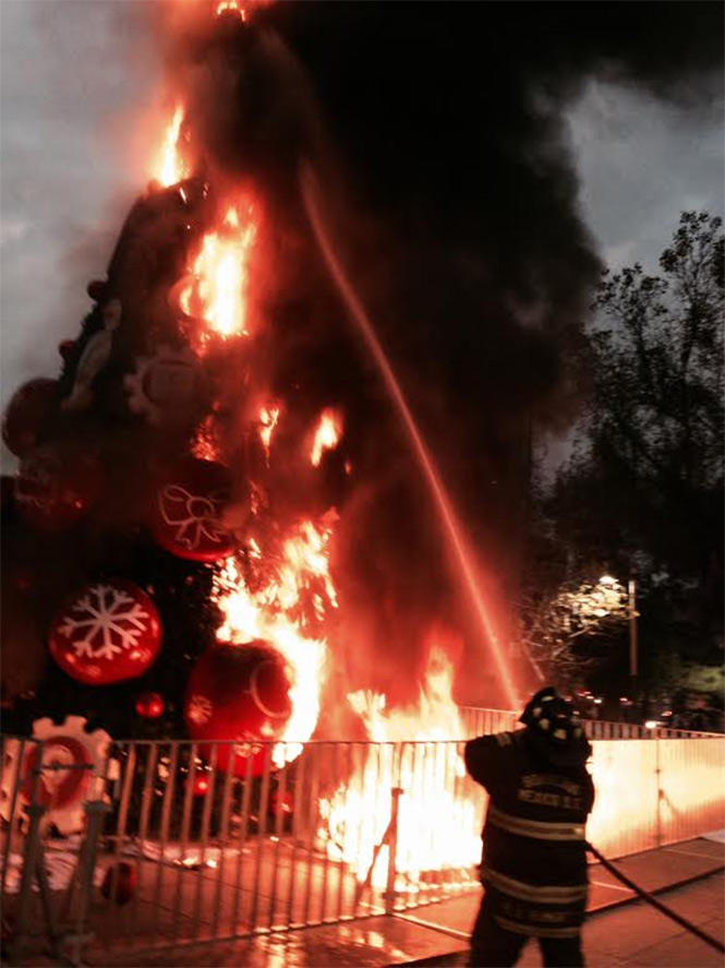 El árbol de navidad de una empresa refresquera que se encontraba instalado en el cruce de avenida Paseo de la Reforma e Insurgentes, fue incendiado. Foto Antonio García El árbol de navidad de una empresa refresquera que se encontraba instalado en el cruce de avenida Paseo de la Reforma e Insurgentes, fue incendiado. Foto Antonio García