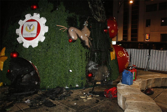 El árbol de navidad de una empresa refresquera que se encontraba instalado en el cruce de avenida Paseo de la Reforma e Insurgentes, fue incendiado. Foto Belen Kemchs El árbol de navidad de una empresa refresquera que se encontraba instalado en el cruce de avenida Paseo de la Reforma e Insurgentes, fue incendiado. Foto Belen Kemchs