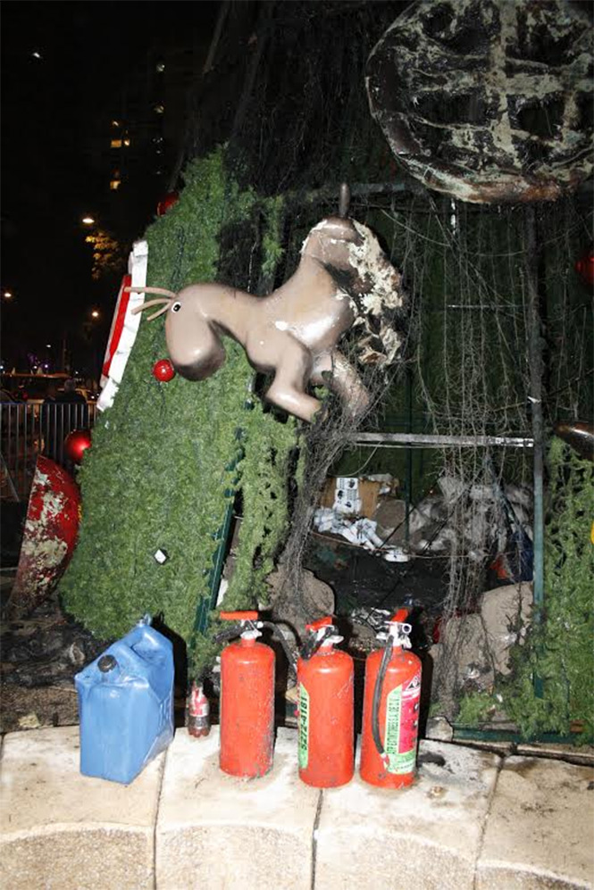 El árbol de navidad de una empresa refresquera que se encontraba instalado en el cruce de avenida Paseo de la Reforma e Insurgentes, fue incendiado. Foto Belen Kemchs El árbol de navidad de una empresa refresquera que se encontraba instalado en el cruce de avenida Paseo de la Reforma e Insurgentes, fue incendiado. Foto Belen Kemchs