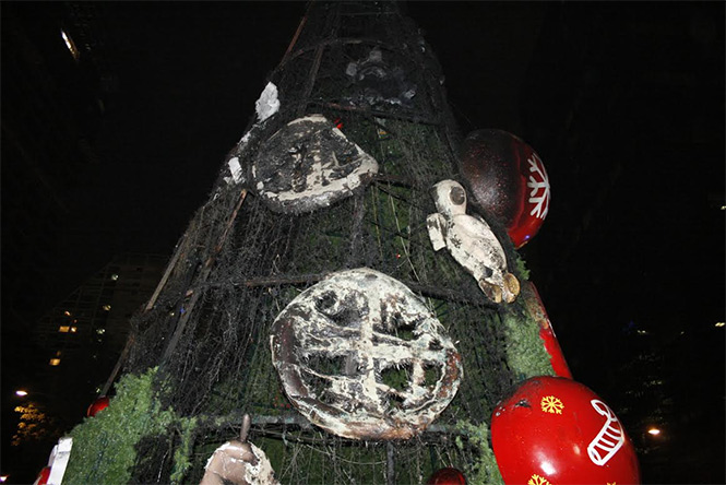 El árbol de navidad de una empresa refresquera que se encontraba instalado en el cruce de avenida Paseo de la Reforma e Insurgentes, fue incendiado. Foto Belen Kemchs El árbol de navidad de una empresa refresquera que se encontraba instalado en el cruce de avenida Paseo de la Reforma e Insurgentes, fue incendiado. Foto Belen Kemchs
