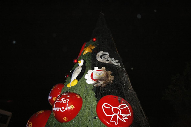 El árbol de navidad de una empresa refresquera que se encontraba instalado en el cruce de avenida Paseo de la Reforma e Insurgentes, fue incendiado. Foto Belen Kemchs El árbol de navidad de una empresa refresquera que se encontraba instalado en el cruce de avenida Paseo de la Reforma e Insurgentes, fue incendiado. Foto Belen Kemchs