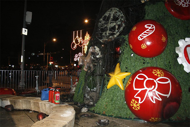 El árbol de navidad de una empresa refresquera que se encontraba instalado en el cruce de avenida Paseo de la Reforma e Insurgentes, fue incendiado. Foto Belen Kemchs El árbol de navidad de una empresa refresquera que se encontraba instalado en el cruce de avenida Paseo de la Reforma e Insurgentes, fue incendiado. Foto Belen Kemchs