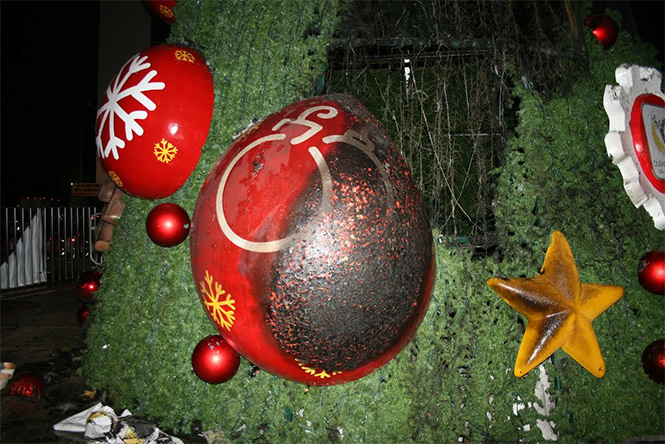 El árbol de navidad de una empresa refresquera que se encontraba instalado en el cruce de avenida Paseo de la Reforma e Insurgentes, fue incendiado. Foto Belen Kemchs El árbol de navidad de una empresa refresquera que se encontraba instalado en el cruce de avenida Paseo de la Reforma e Insurgentes, fue incendiado. Foto Belen Kemchs